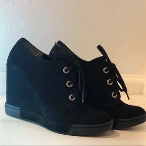 Women’s Size 6M Black Suede Lace Up Sneaker Wedge